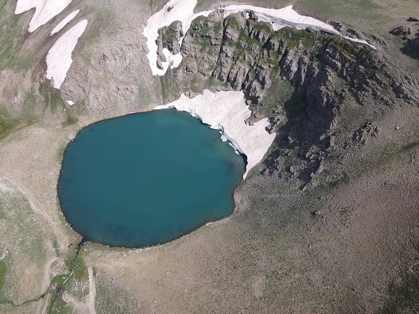3200 metre yükseklikte keşfedilmeyi bekliyor! Çalyan Buzul Gölü'nde 2 mevsim aynı yerde