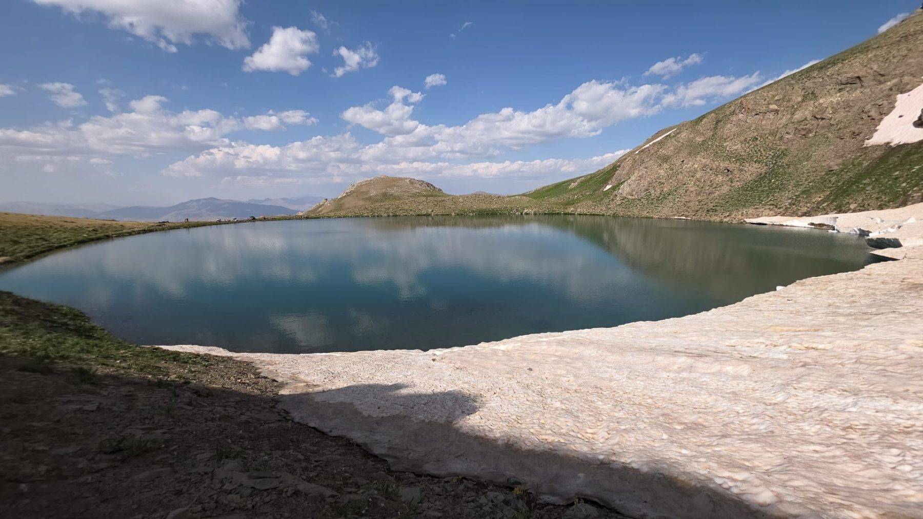 3200 metre yükseklikte keşfedilmeyi bekliyor! Çalyan Buzul Gölü'nde 2 mevsim aynı yerde