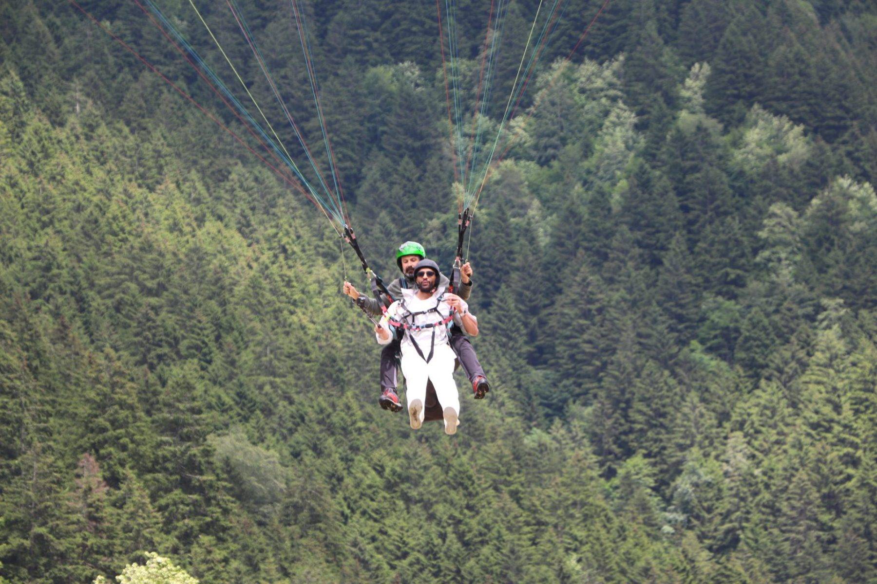 Uzungöl'de adrenalin tavan yaptı: Turistlerden yamaç paraşütüne yoğun ilgi