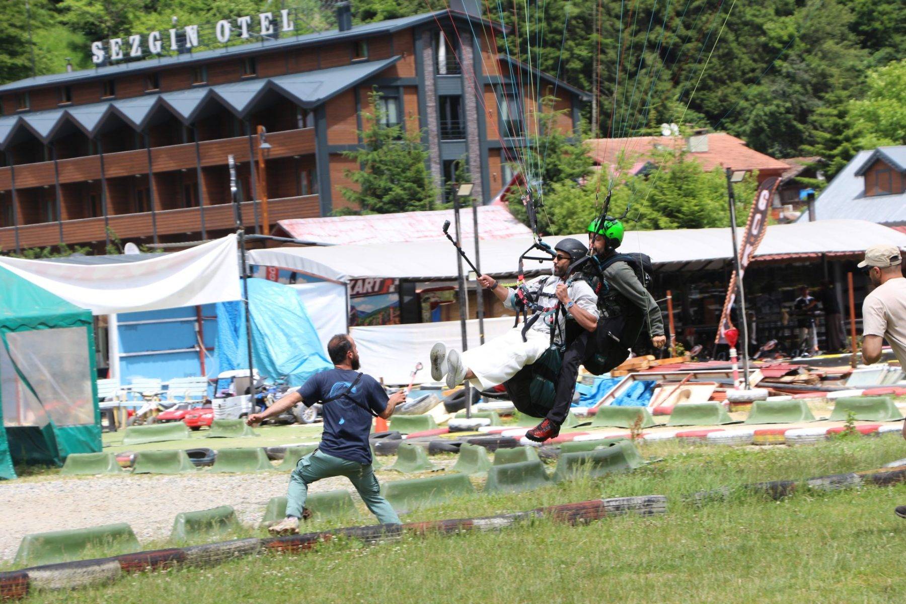 Uzungöl'de adrenalin tavan yaptı: Turistlerden yamaç paraşütüne yoğun ilgi