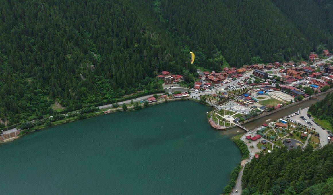 Uzungöl'de adrenalin tavan yaptı: Turistlerden yamaç paraşütüne yoğun ilgi