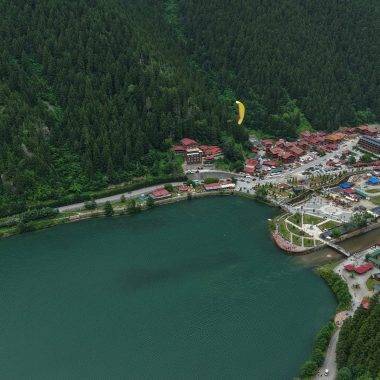 Uzungöl'de adrenalin tavan yaptı: Turistlerden yamaç paraşütüne yoğun ilgi