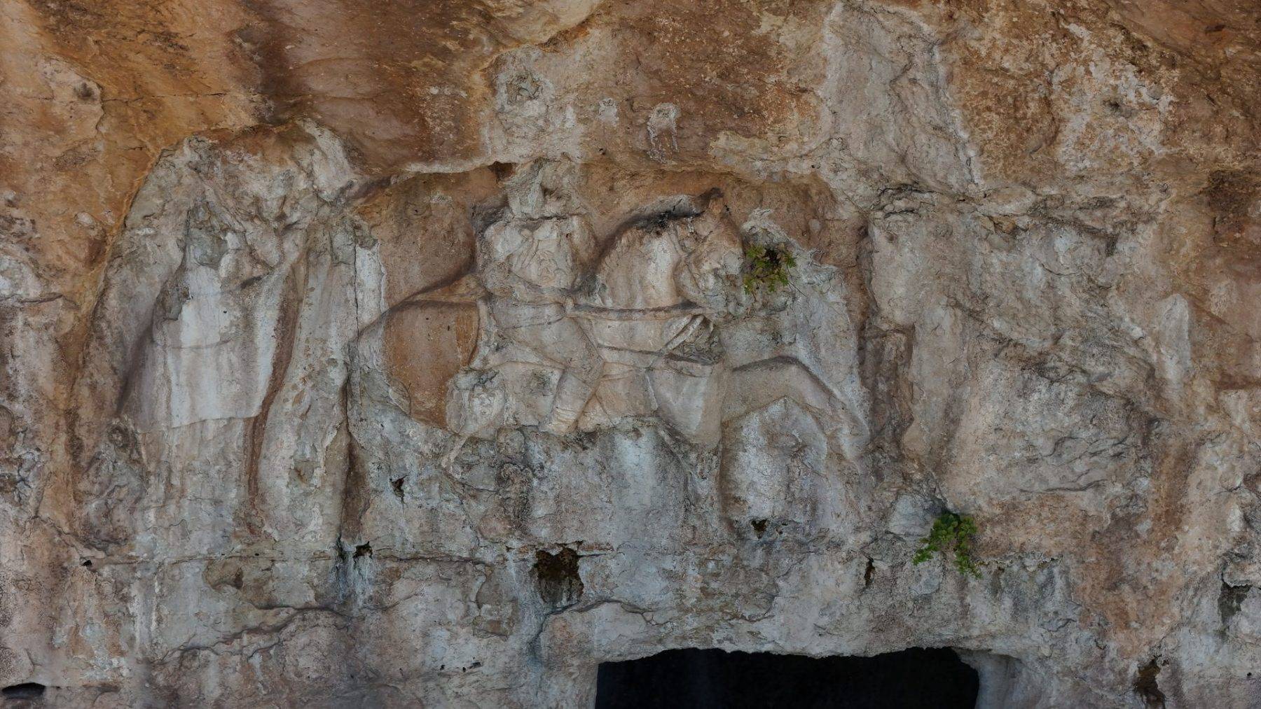 Üstü ev, altı kale! 1800 yıllık kale duvarlarındaki figürler ile dikkat çekiyor