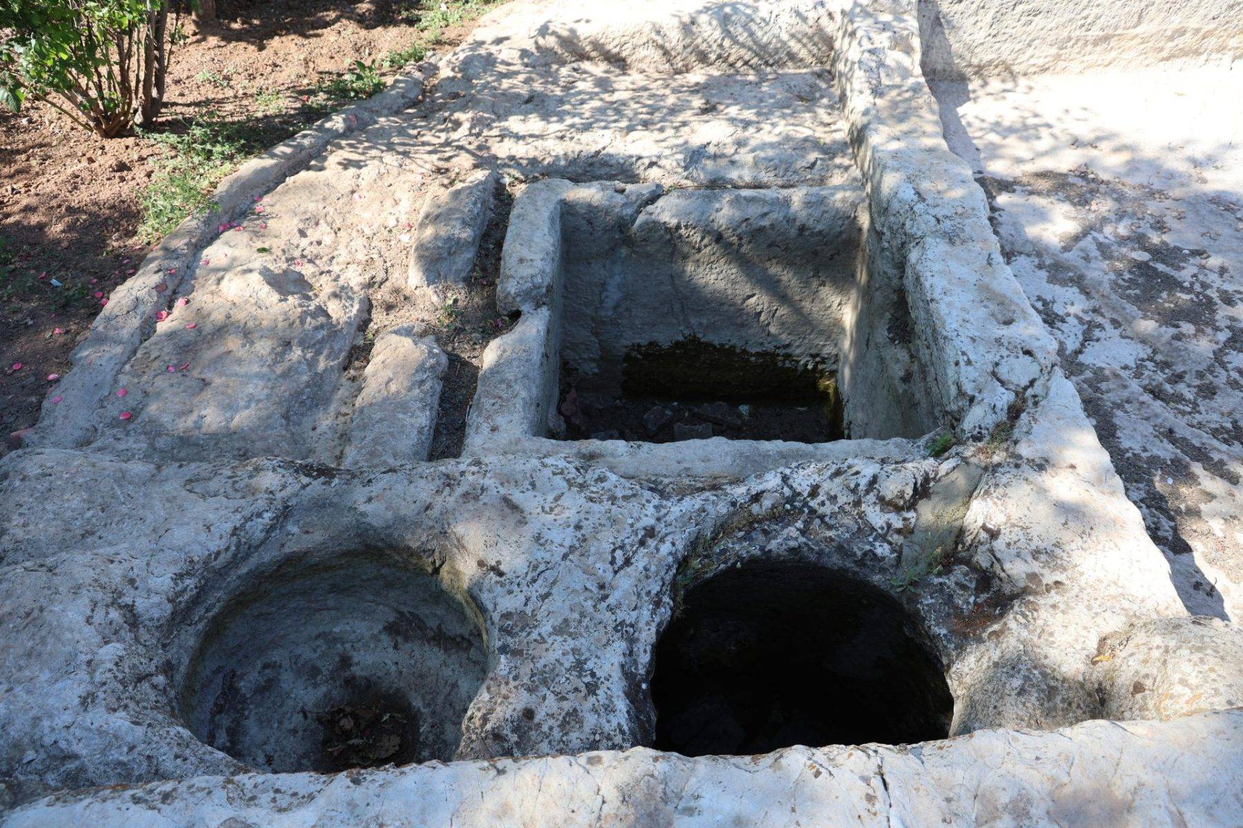 Üstü ev, altı kale! 1800 yıllık kale duvarlarındaki figürler ile dikkat çekiyor