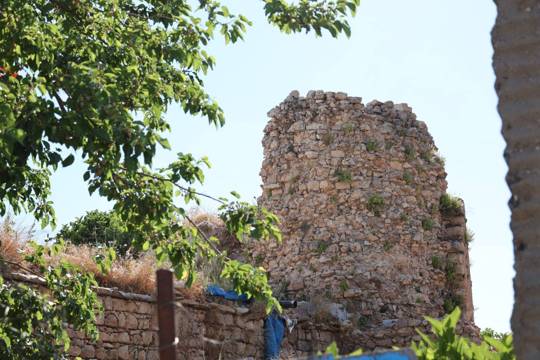 Üstü ev, altı kale! 1800 yıllık kale duvarlarındaki figürler ile dikkat çekiyor