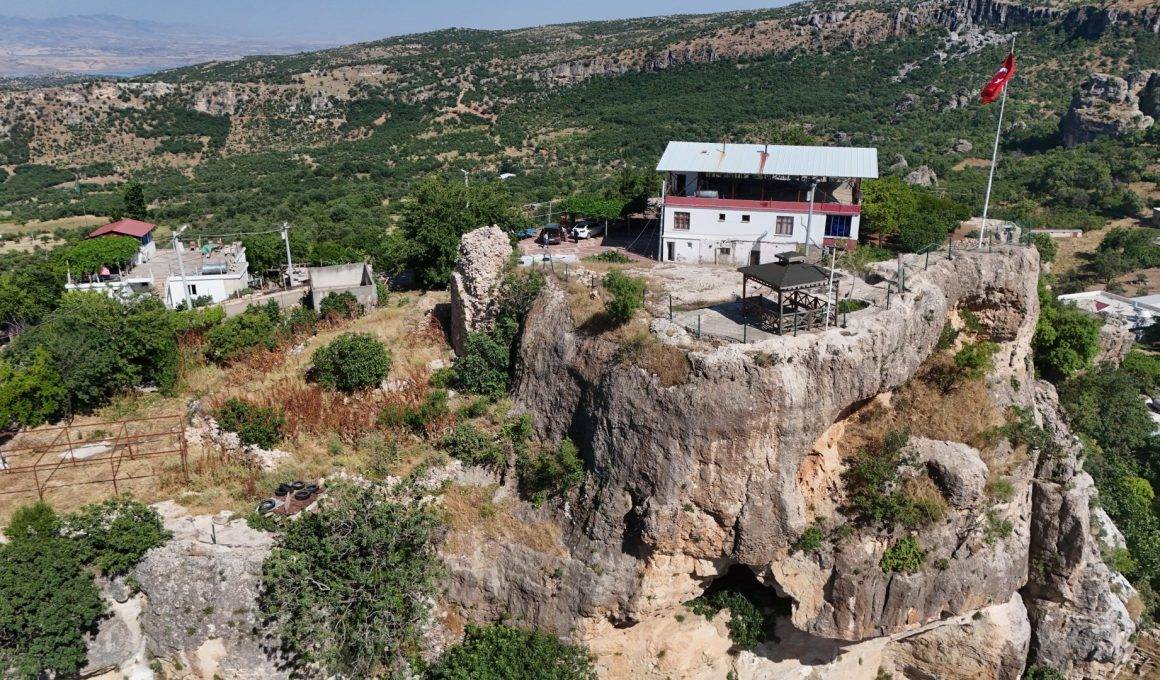 Üstü ev, altı kale! 1800 yıllık kale duvarlarındaki figürler ile dikkat çekiyor