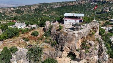 Üstü ev, altı kale! 1800 yıllık kale duvarlarındaki figürler ile dikkat çekiyor