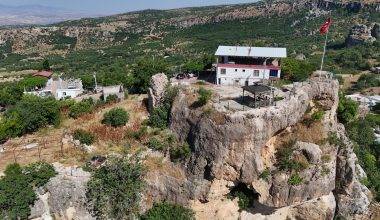 Üstü ev, altı kale! 1800 yıllık kale duvarlarındaki figürler ile dikkat çekiyor