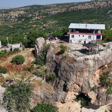 Üstü ev, altı kale! 1800 yıllık kale duvarlarındaki figürler ile dikkat çekiyor