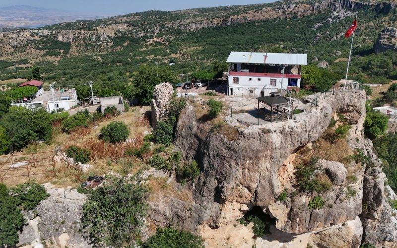 Üstü ev, altı kale! 1800 yıllık kale duvarlarındaki figürler ile dikkat çekiyor