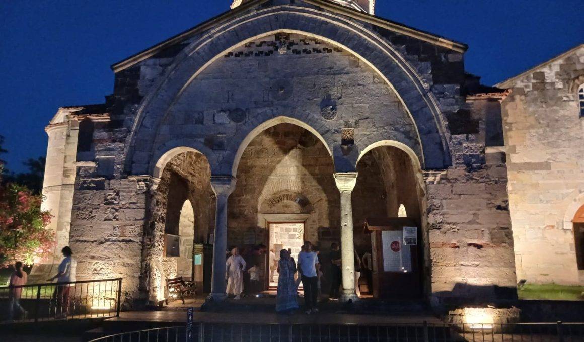Karadeniz'deki Ayasofya gece manzarasıyla ziyaretçileri hayran bırakıyor