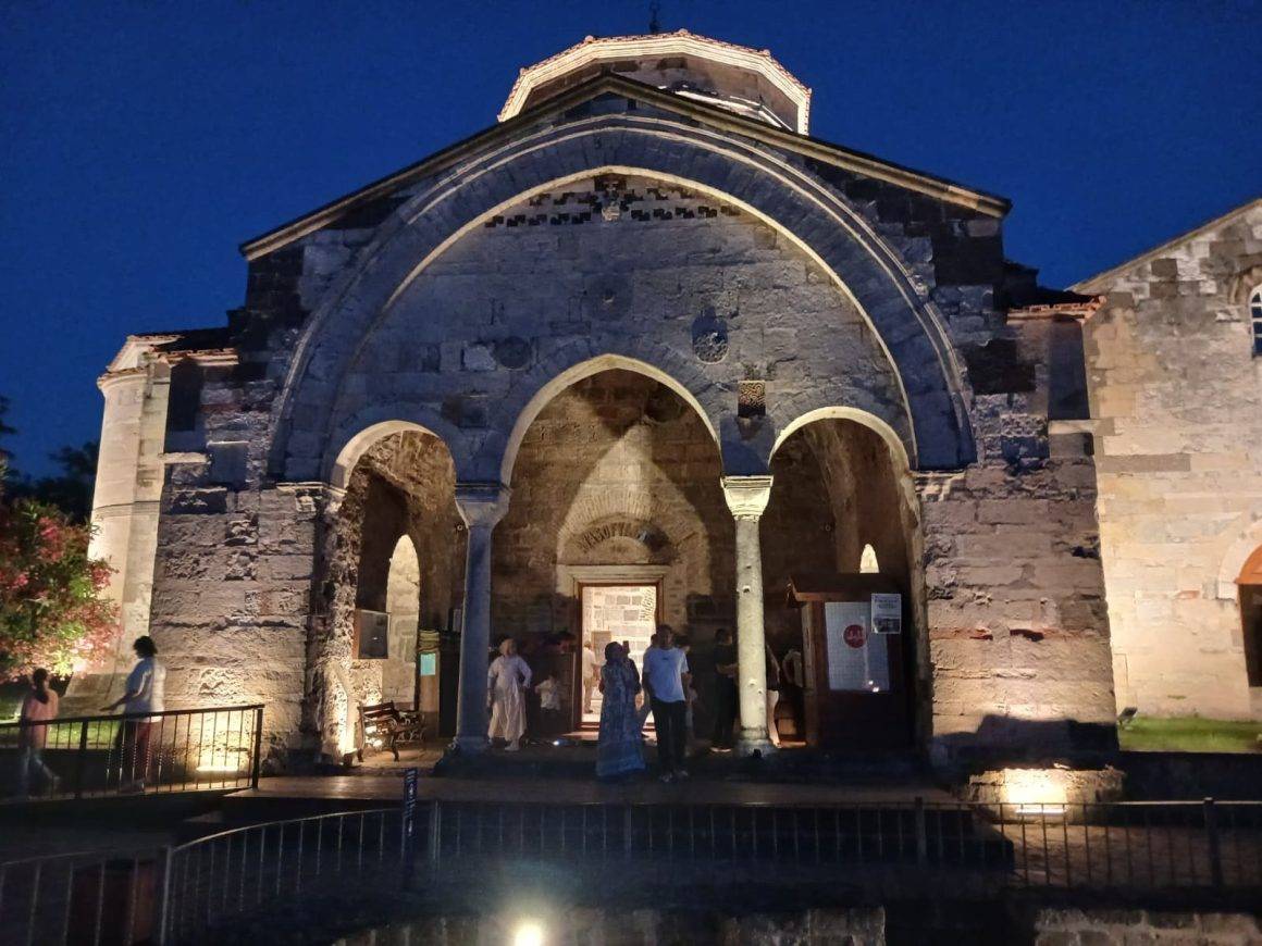 Karadeniz'deki Ayasofya gece manzarasıyla ziyaretçileri hayran bırakıyor