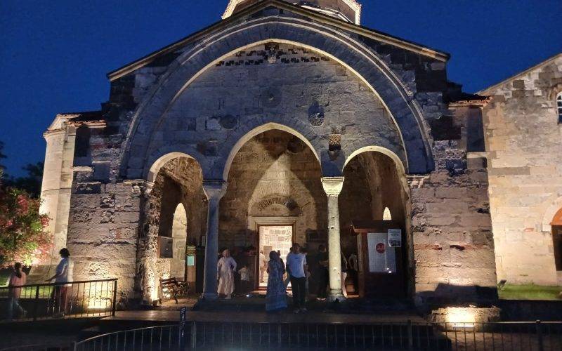 Karadeniz'deki Ayasofya gece manzarasıyla ziyaretçileri hayran bırakıyor
