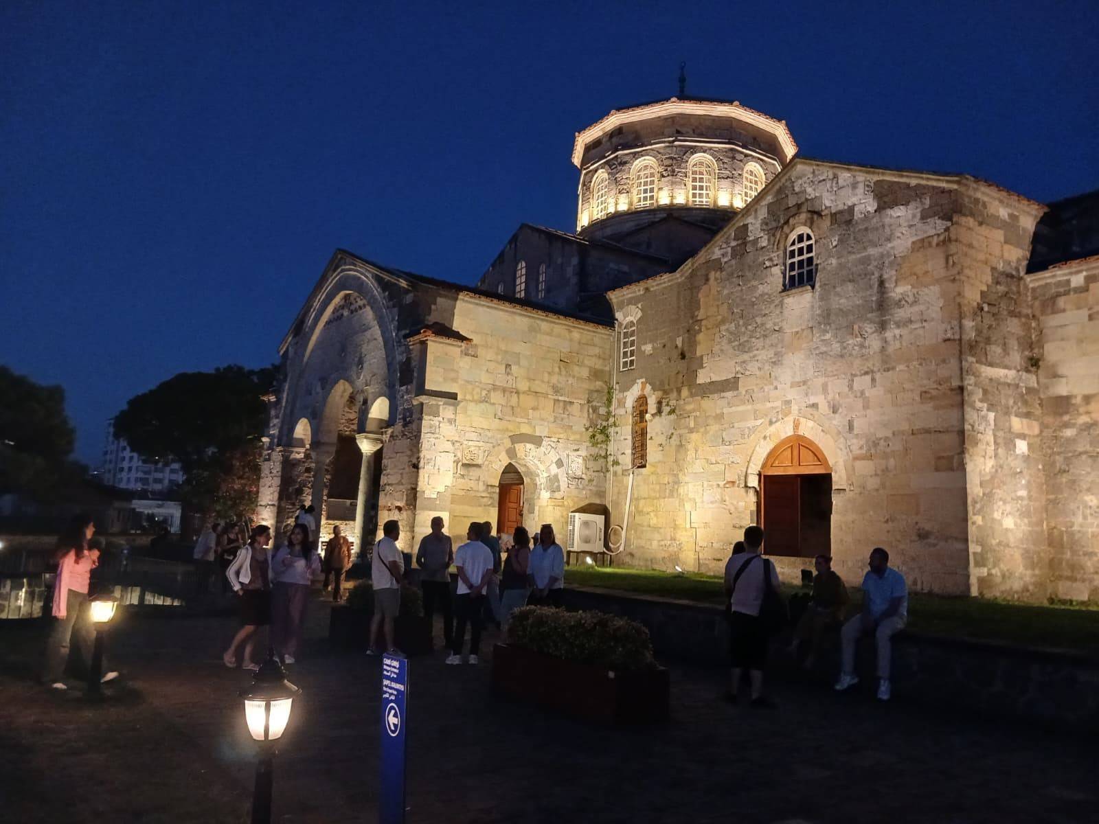 Karadeniz'deki Ayasofya gece manzarasıyla ziyaretçileri hayran bırakıyor