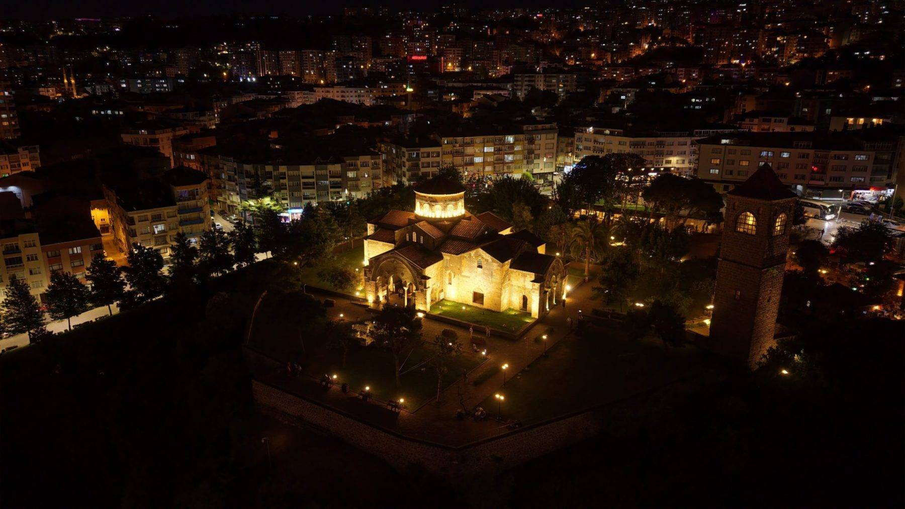 Karadeniz'deki Ayasofya gece manzarasıyla ziyaretçileri hayran bırakıyor