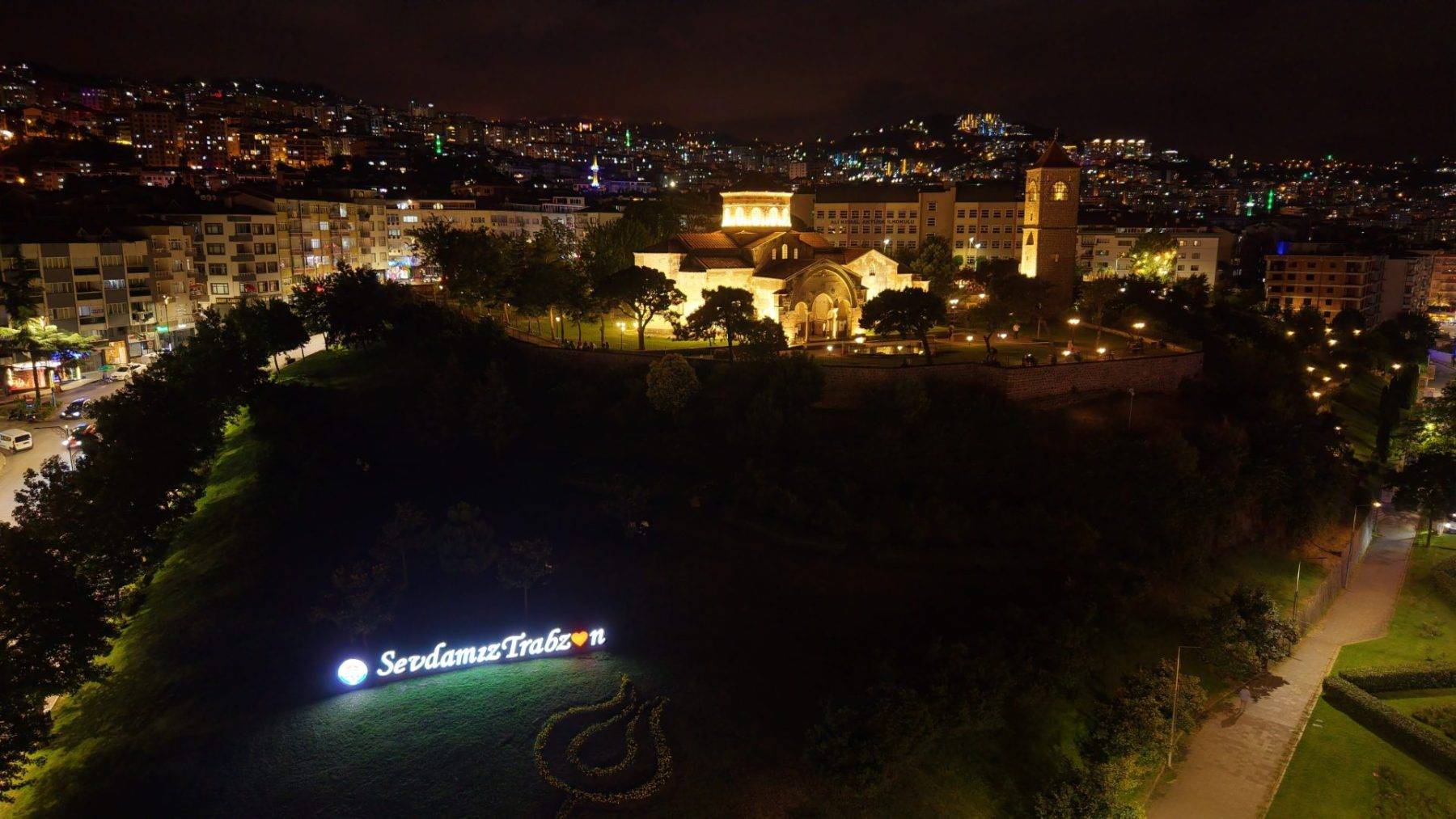Karadeniz'deki Ayasofya gece manzarasıyla ziyaretçileri hayran bırakıyor