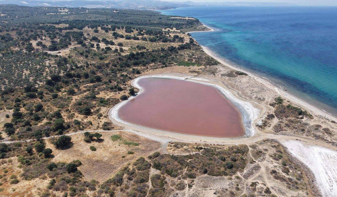 Dünyada az sayıda var! Çanakkale'de kalpli göl pembeye büründü