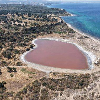Dünyada az sayıda var! Çanakkale'de kalpli göl pembeye büründü
