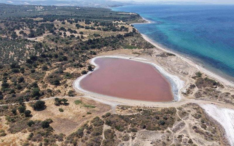 Dünyada az sayıda var! Çanakkale'de kalpli göl pembeye büründü
