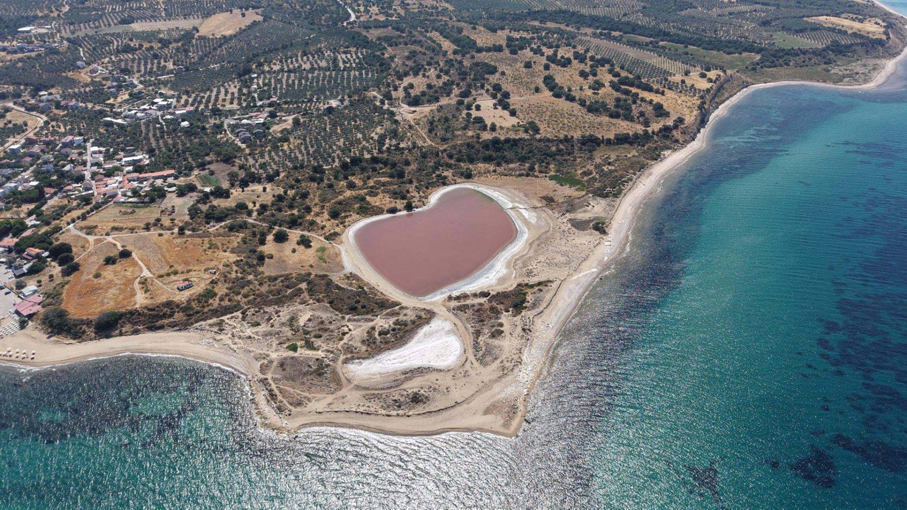 Dünyada az sayıda var! Çanakkale'de kalpli göl pembeye büründü
