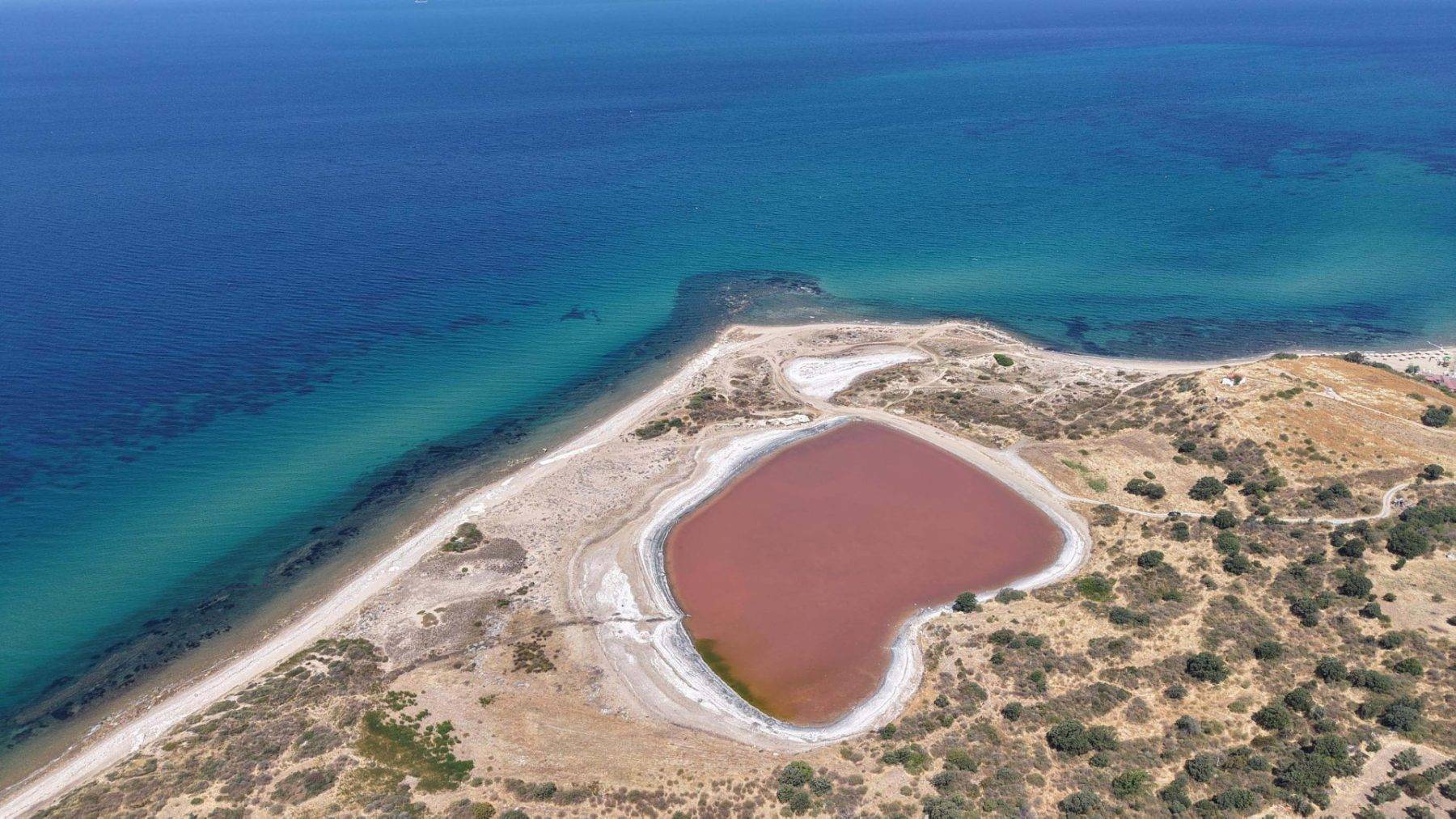 Dünyada az sayıda var! Çanakkale'de kalpli göl pembeye büründü