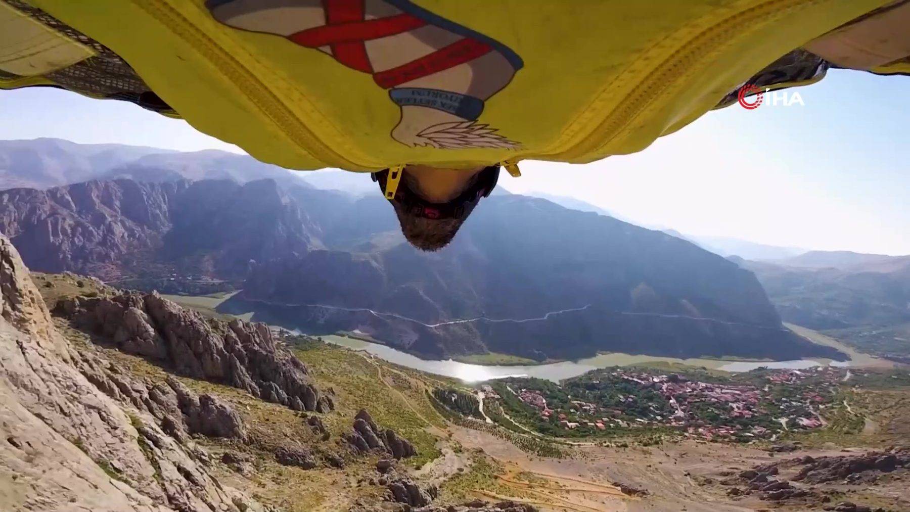 Cennete Açılan Kapı'dan Karanlık Kanyon'a atladılar: Erzincan'da wingsuit coşkusu