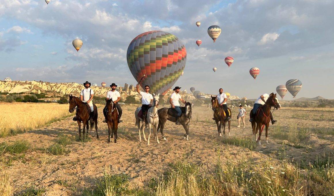 Yerde at turları, gökyüzünde sıcak hava balonları: Kapadokya'da seyirlik görüntüler