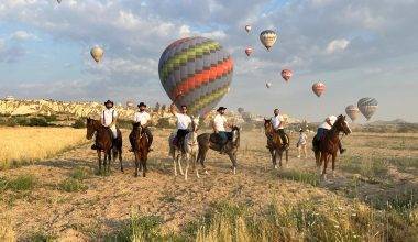Yerde at turları, gökyüzünde sıcak hava balonları: Kapadokya'da seyirlik görüntüler