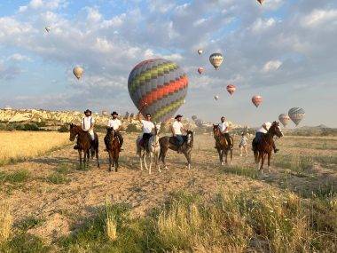 Yerde at turları, gökyüzünde sıcak hava balonları: Kapadokya'da seyirlik görüntüler