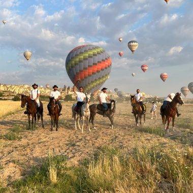Yerde at turları, gökyüzünde sıcak hava balonları: Kapadokya'da seyirlik görüntüler