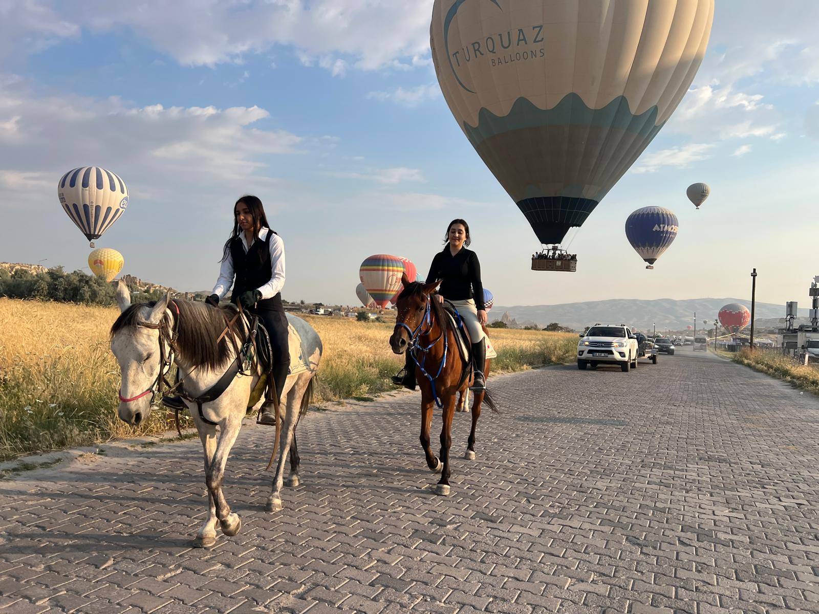 Yerde at turları, gökyüzünde sıcak hava balonları: Kapadokya'da seyirlik görüntüler