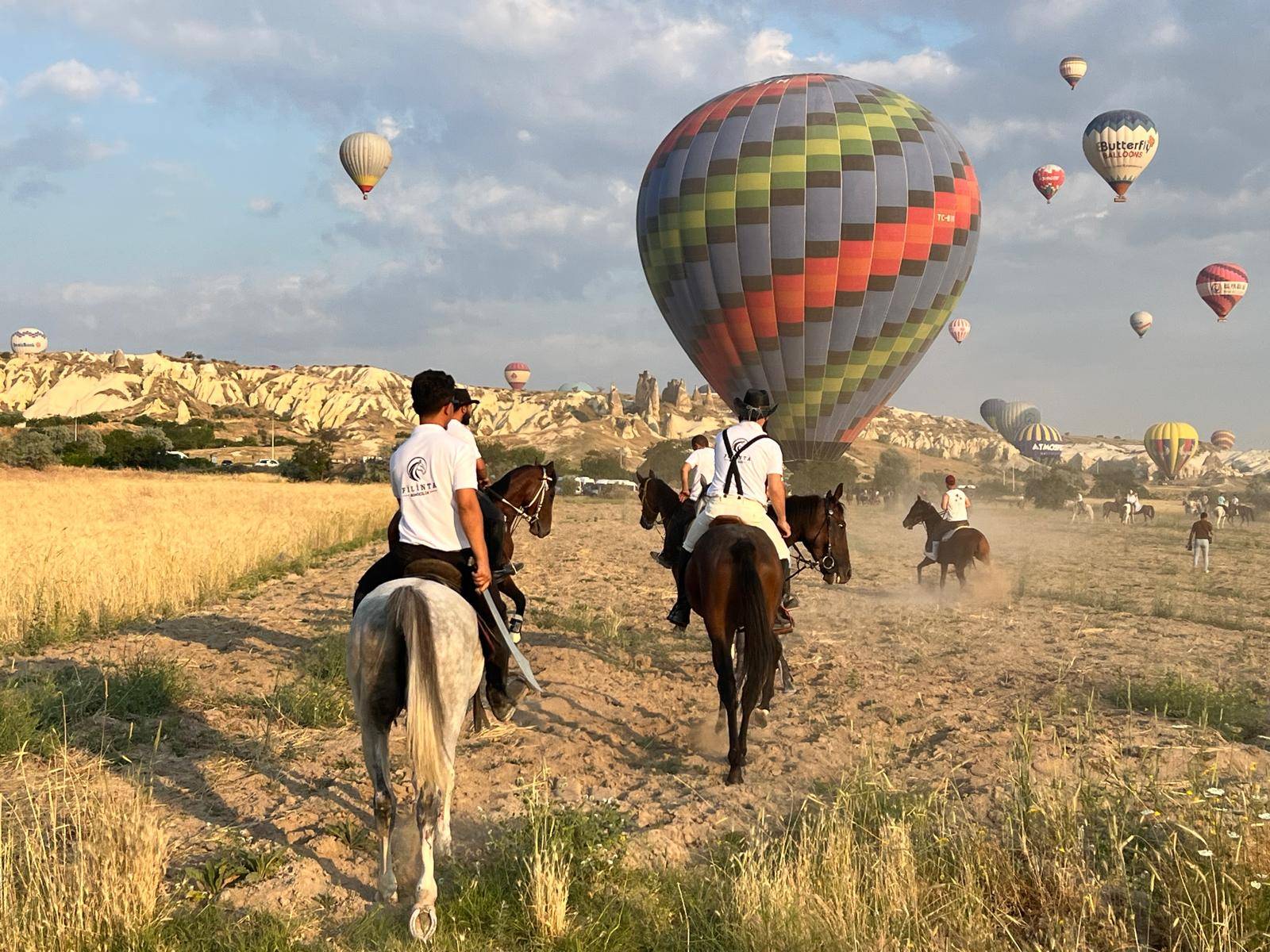 Yerde at turları, gökyüzünde sıcak hava balonları: Kapadokya'da seyirlik görüntüler
