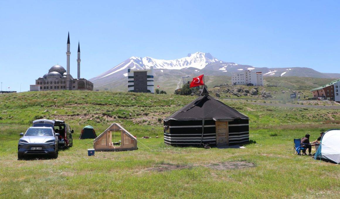 Doğa tutkunlarının yeni gözdesi: Erciyes Dağı eteklerinde çadır tatili