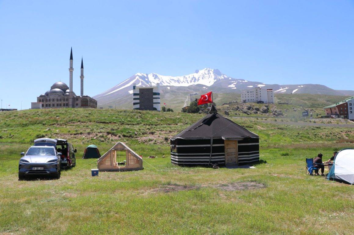Doğa tutkunlarının yeni gözdesi: Erciyes Dağı eteklerinde çadır tatili