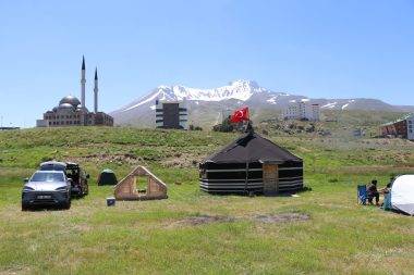 Doğa tutkunlarının yeni gözdesi: Erciyes Dağı eteklerinde çadır tatili