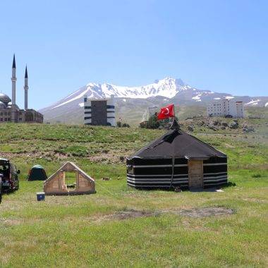 Doğa tutkunlarının yeni gözdesi: Erciyes Dağı eteklerinde çadır tatili
