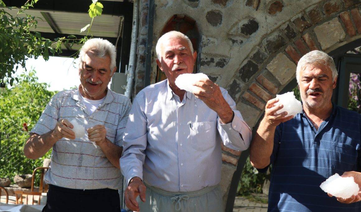 Kışın kuyuya doldurup, yazın avuç avuç yiyorlar! Kayseri'de serinleten gelenek