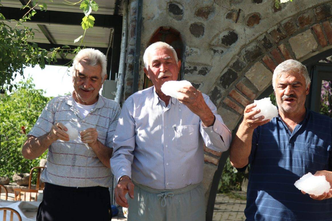 Kışın kuyuya doldurup, yazın avuç avuç yiyorlar! Kayseri'de serinleten gelenek