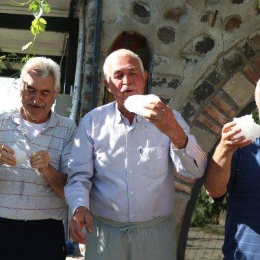 Kışın kuyuya doldurup, yazın avuç avuç yiyorlar! Kayseri'de serinleten gelenek