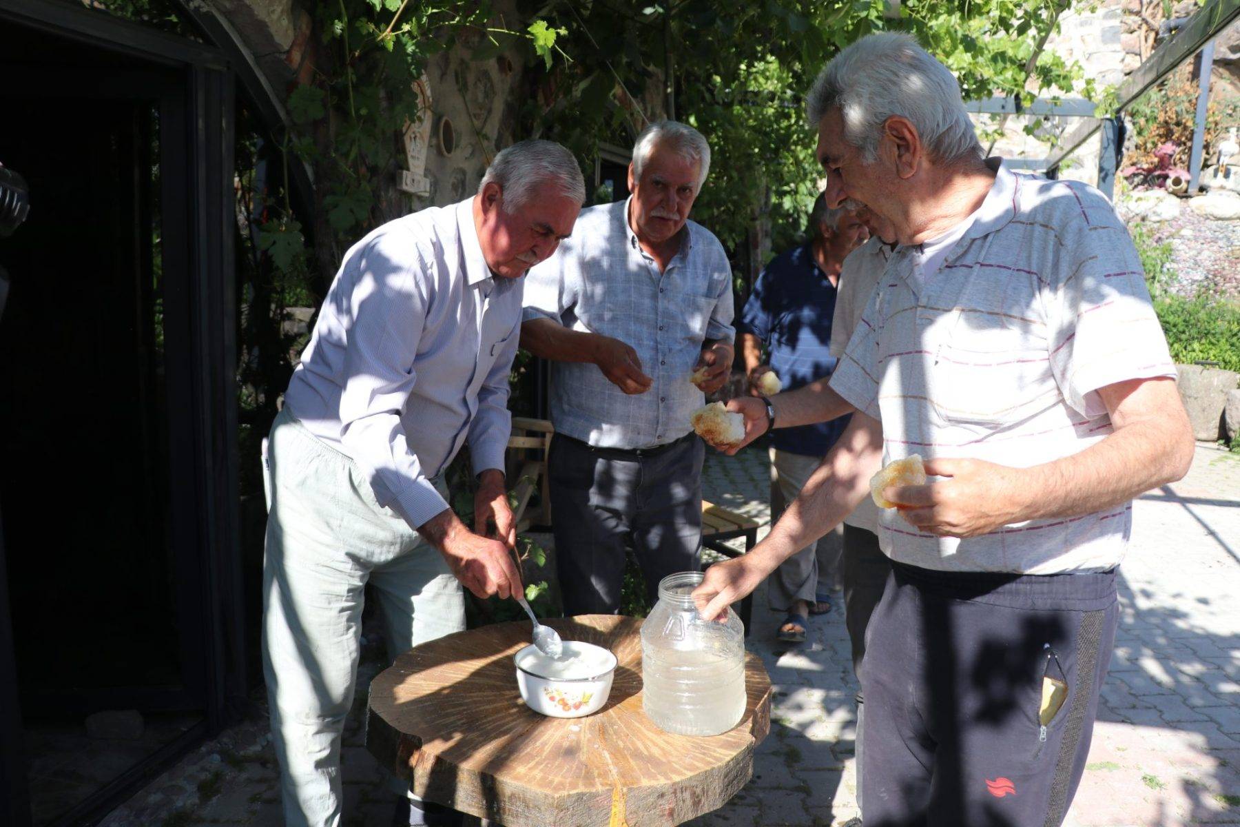 Kışın kuyuya doldurup, yazın avuç avuç yiyorlar! Kayseri'de serinleten gelenek