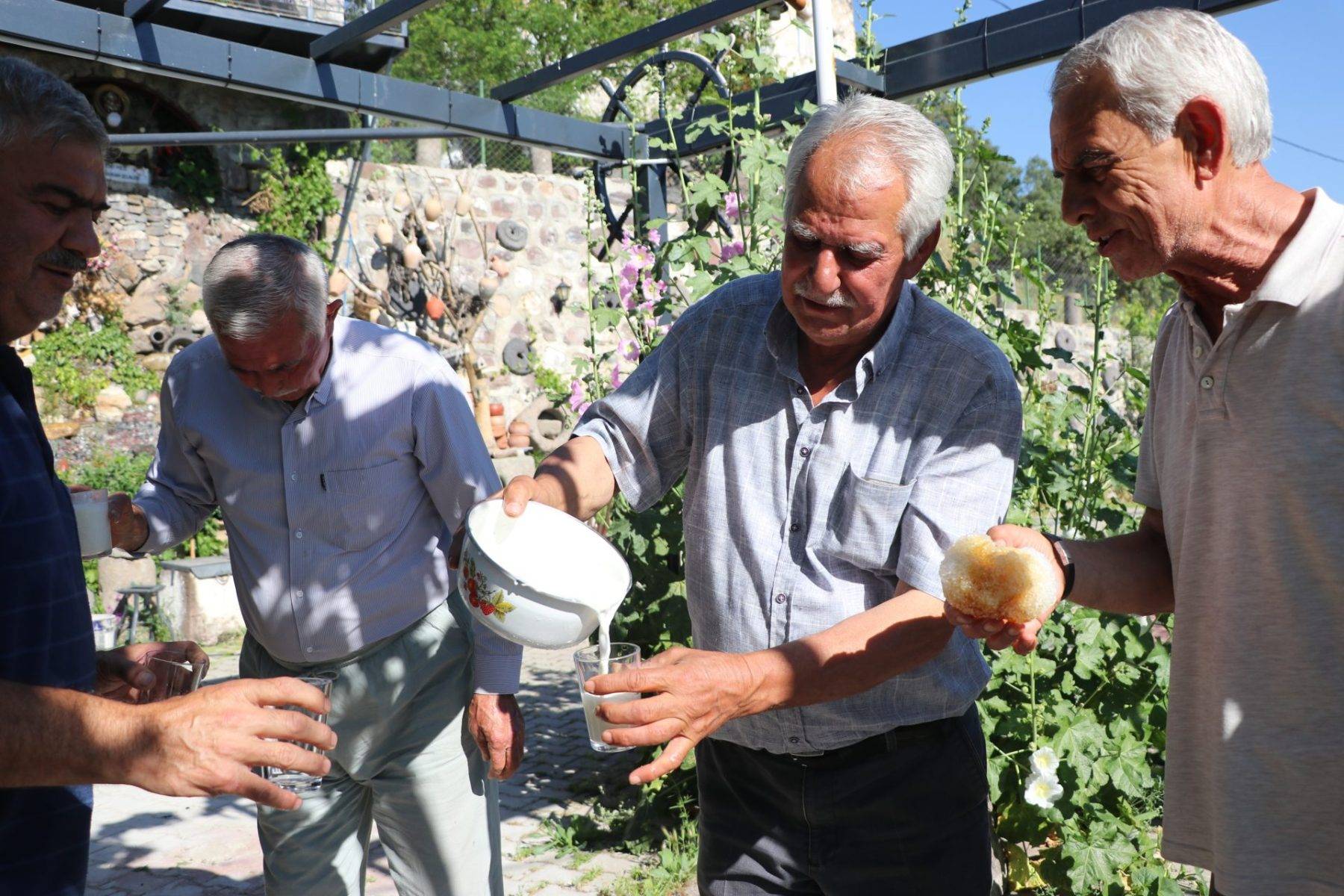 Kışın kuyuya doldurup, yazın avuç avuç yiyorlar! Kayseri'de serinleten gelenek