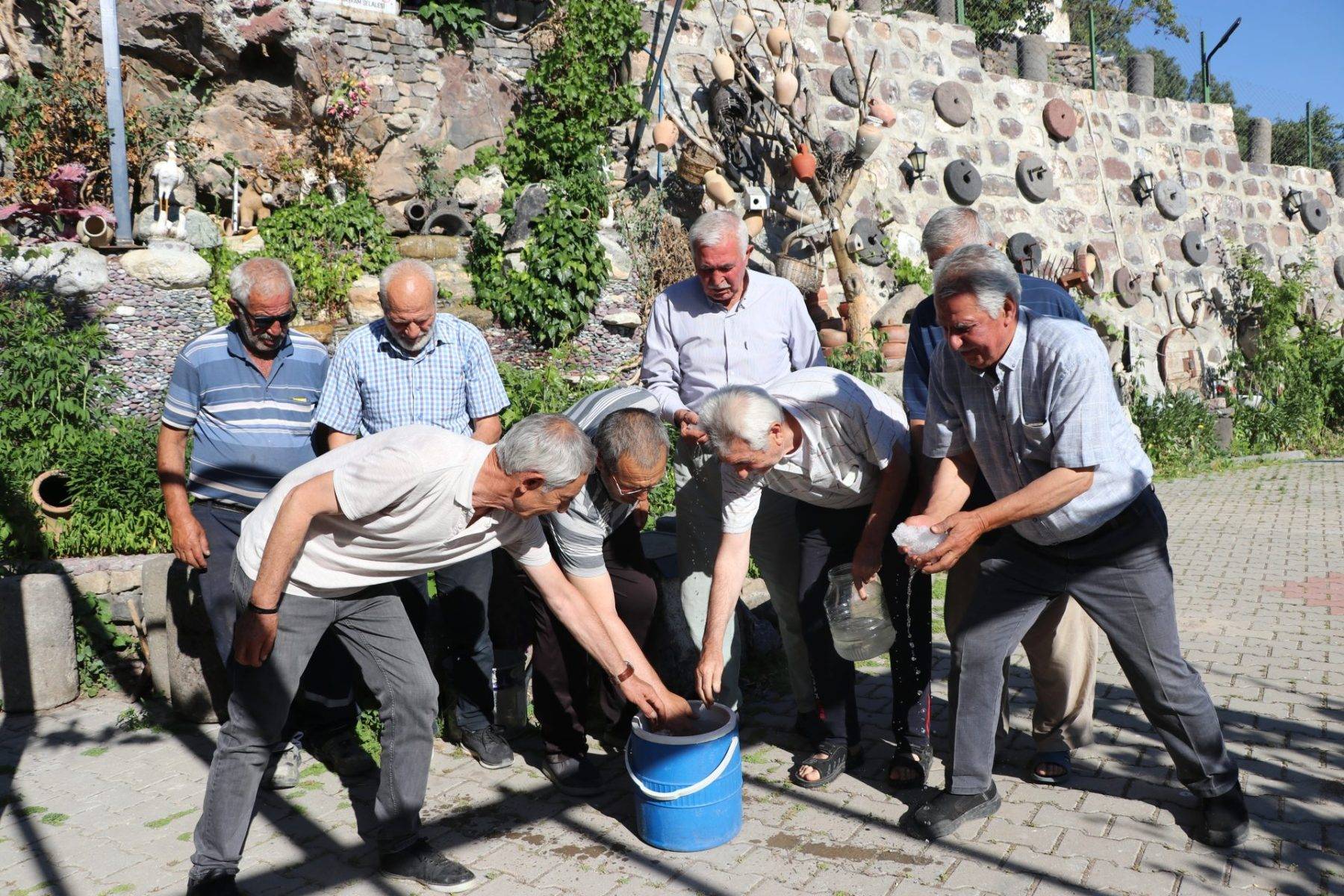 Kışın kuyuya doldurup, yazın avuç avuç yiyorlar! Kayseri'de serinleten gelenek