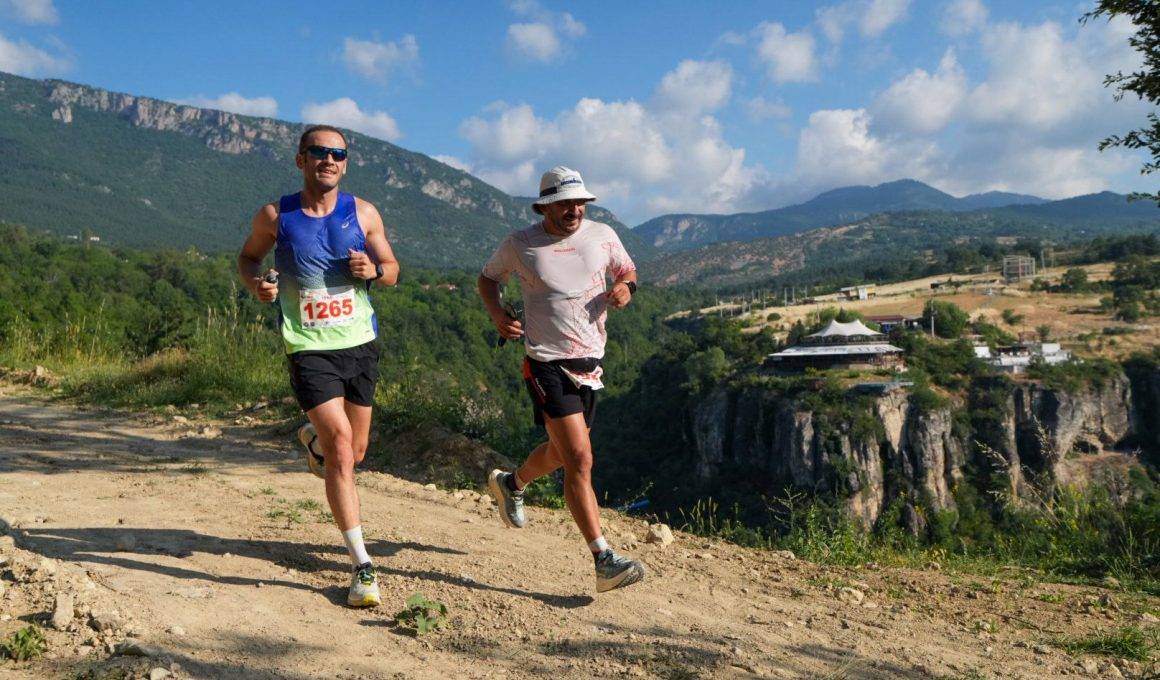 10 ülkeden toplamda 550 sporcunun 4 farklı etapta yarışacağı Safranbolu Ultra Trail, 4 Temmuz Cumartesi günü Zalifre Ultra parkuru ile Safranbolu Tarihi Çarşı'da başladı.