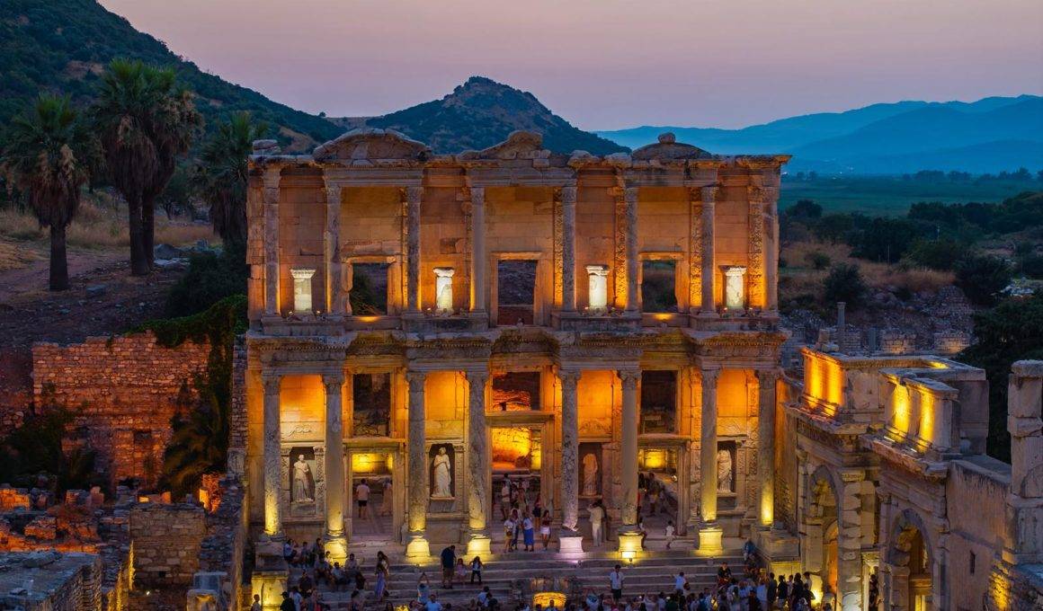 Efes Antik Kenti'ni Gece Müzeciliği ile yüz binler ziyaret etti