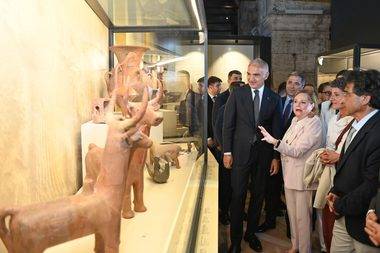 Troya ve Roma'yı Kolezyum'da buluşturan sergi 2 milyon ziyaretçi sayısını devirdi