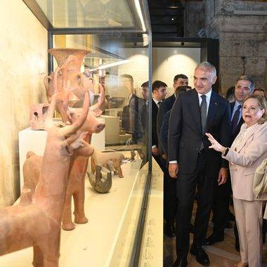 Troya ve Roma'yı Kolezyum'da buluşturan sergi 2 milyon ziyaretçi sayısını devirdi