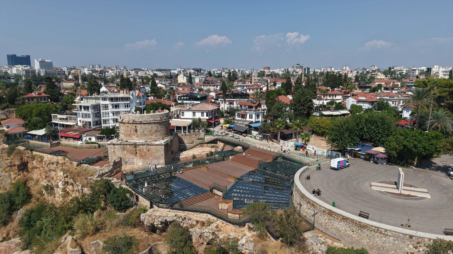 Akdeniz manzarası 2 bin yıllık tarihle buluştu: Hıdırlık Kulesi turistlerin favorisi oldu