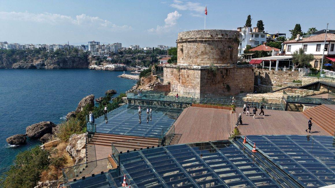 Akdeniz manzarası 2 bin yıllık tarihle buluştu: Hıdırlık Kulesi turistlerin favorisi oldu