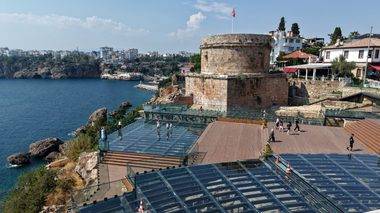 Akdeniz manzarası 2 bin yıllık tarihle buluştu: Hıdırlık Kulesi turistlerin favorisi oldu