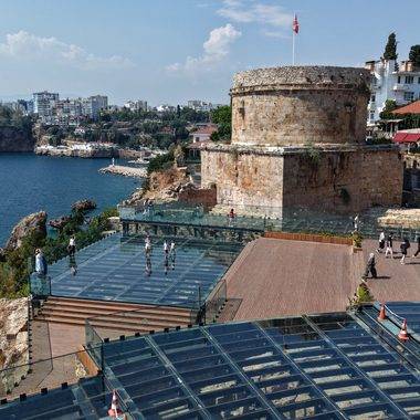 Akdeniz manzarası 2 bin yıllık tarihle buluştu: Hıdırlık Kulesi turistlerin favorisi oldu